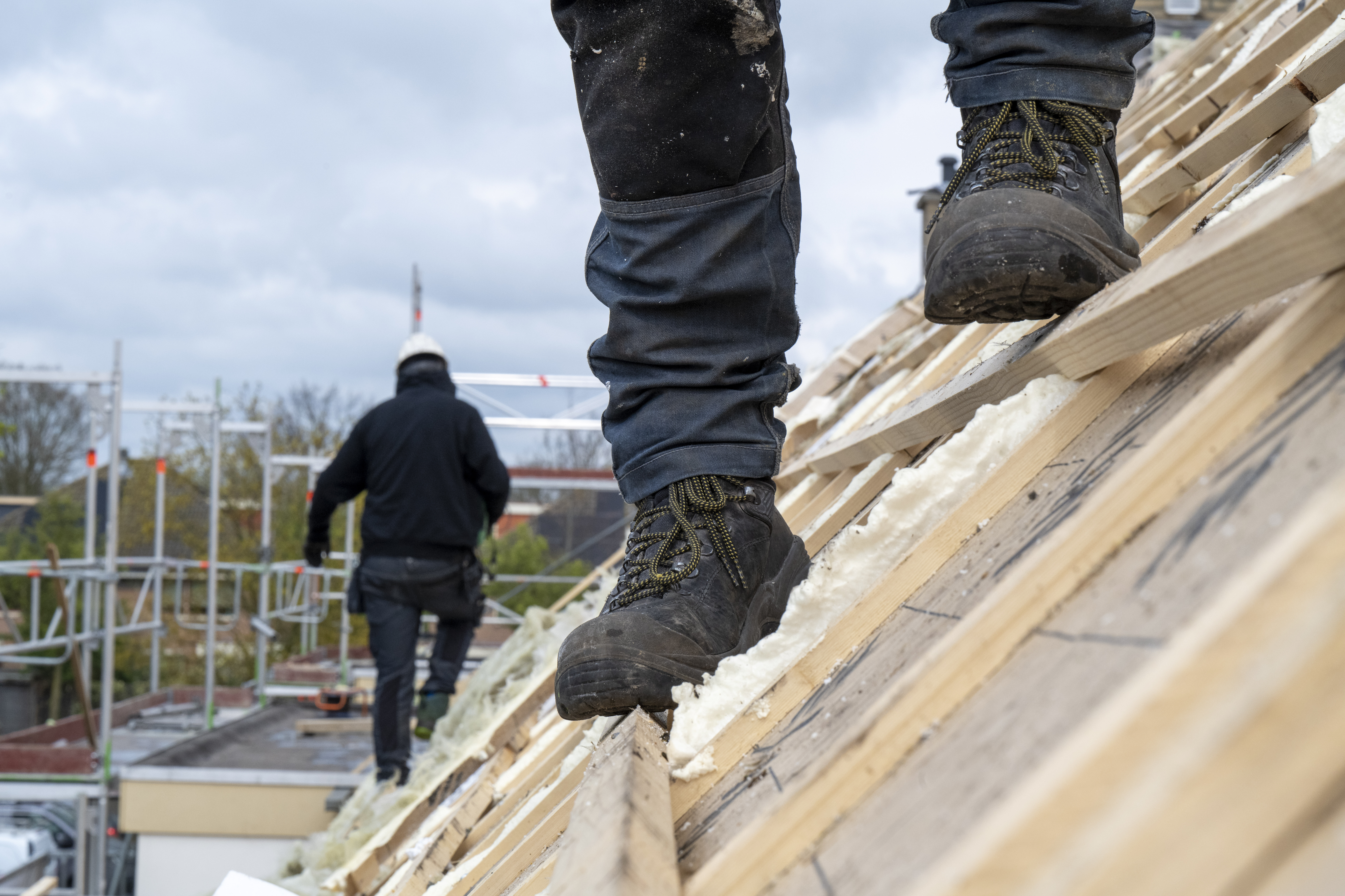 Dakdekkers team Jansen Amsterdam aan het werk op hoogte